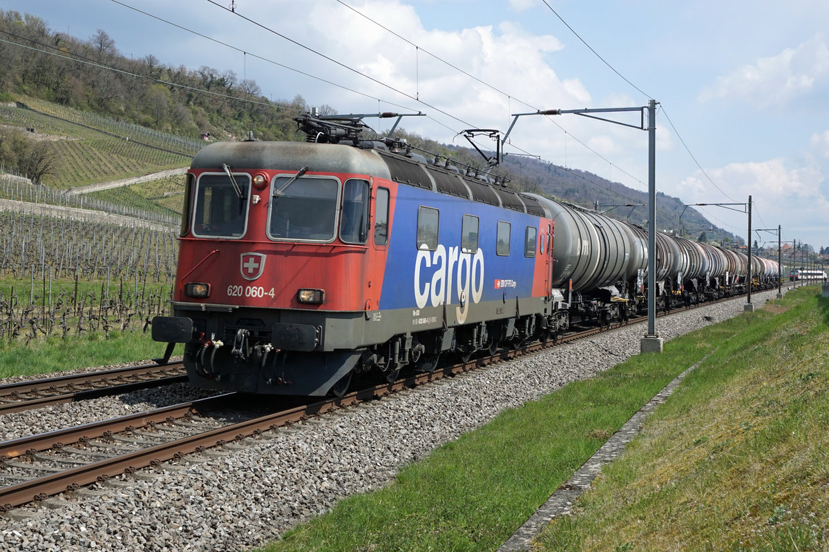 Re 620 060-4  Tavannes   bei Cressier unterwegs am 15. April 2021.
Foto: Walter Ruetsch