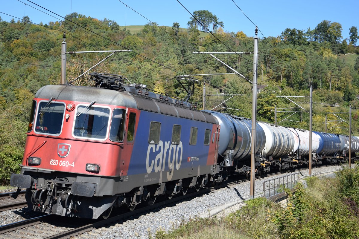 Re 620 060-4 Tavannes  legt sich am Nachmittag des 04.10.2018 bei Villnachern AG mit einem Kesselzug in die Kurve, unterwegs in Richtung Basel.