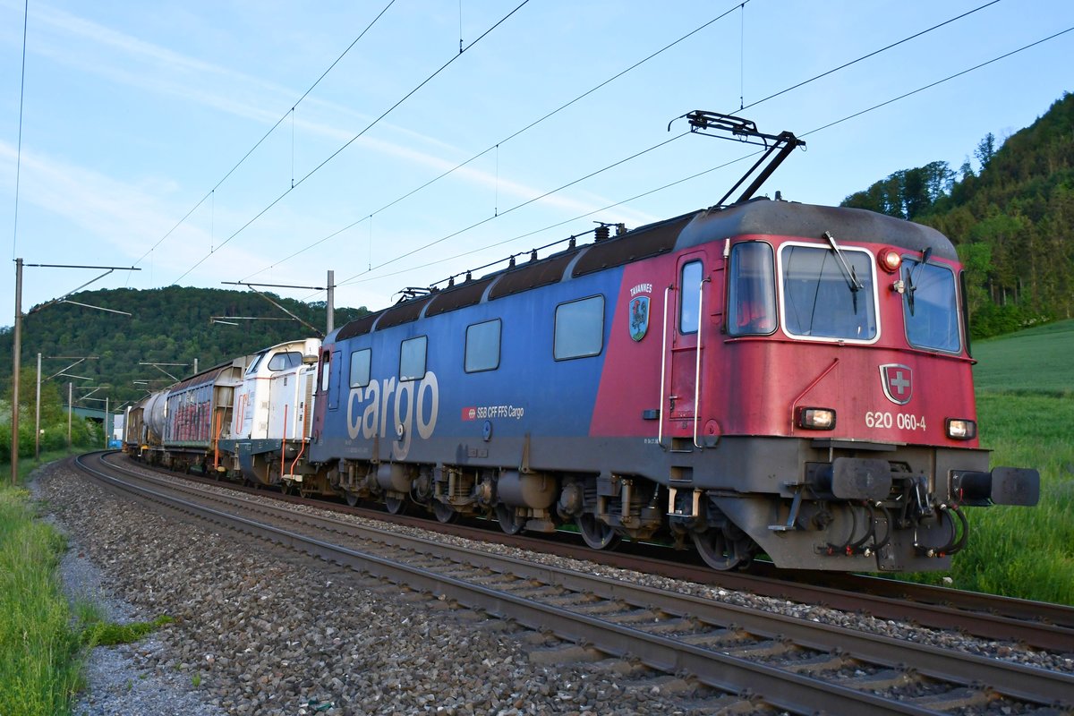 Re 620 060-4  Tavannes  unterwegs nach Basel kurz vor Frick AG an der Bözberglinie am Abend des 07.05.2020.