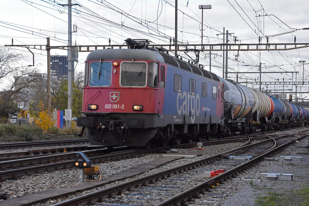 Re 620 061-2 durchfährt den Bahnhof Pratteln. Die Aufnahme stammt vom 05.11.2021.