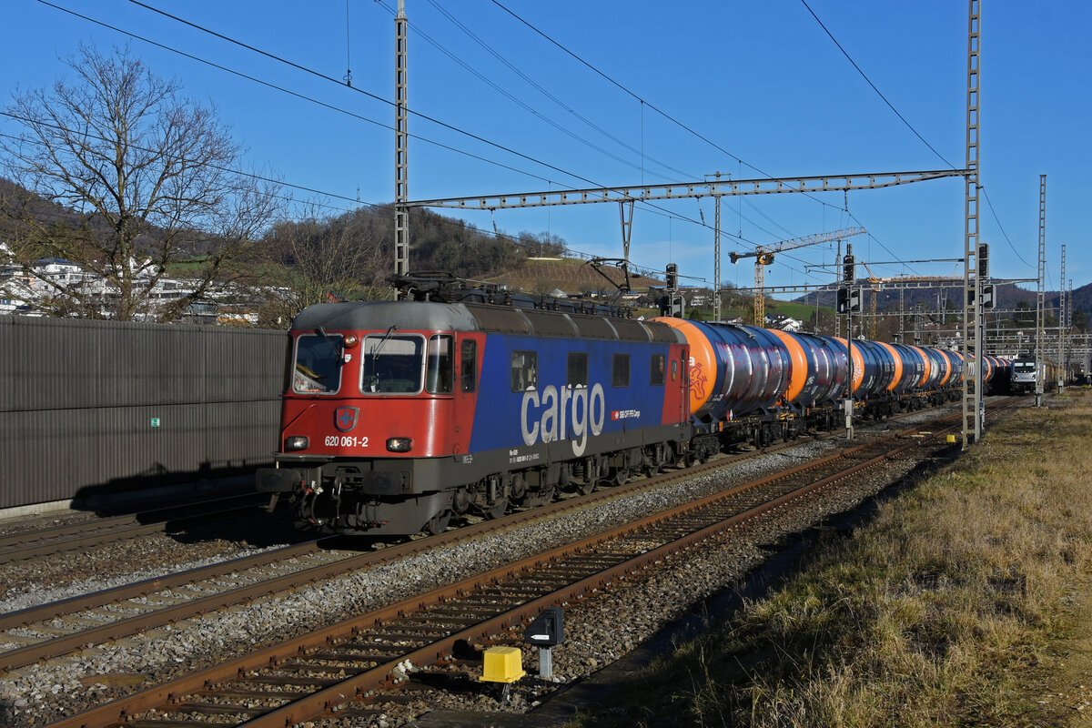 Re 620 061-2 durchfährt den Bahnhof Gelterkinden. Die Aufnahme stammt vom 31.12.2021.