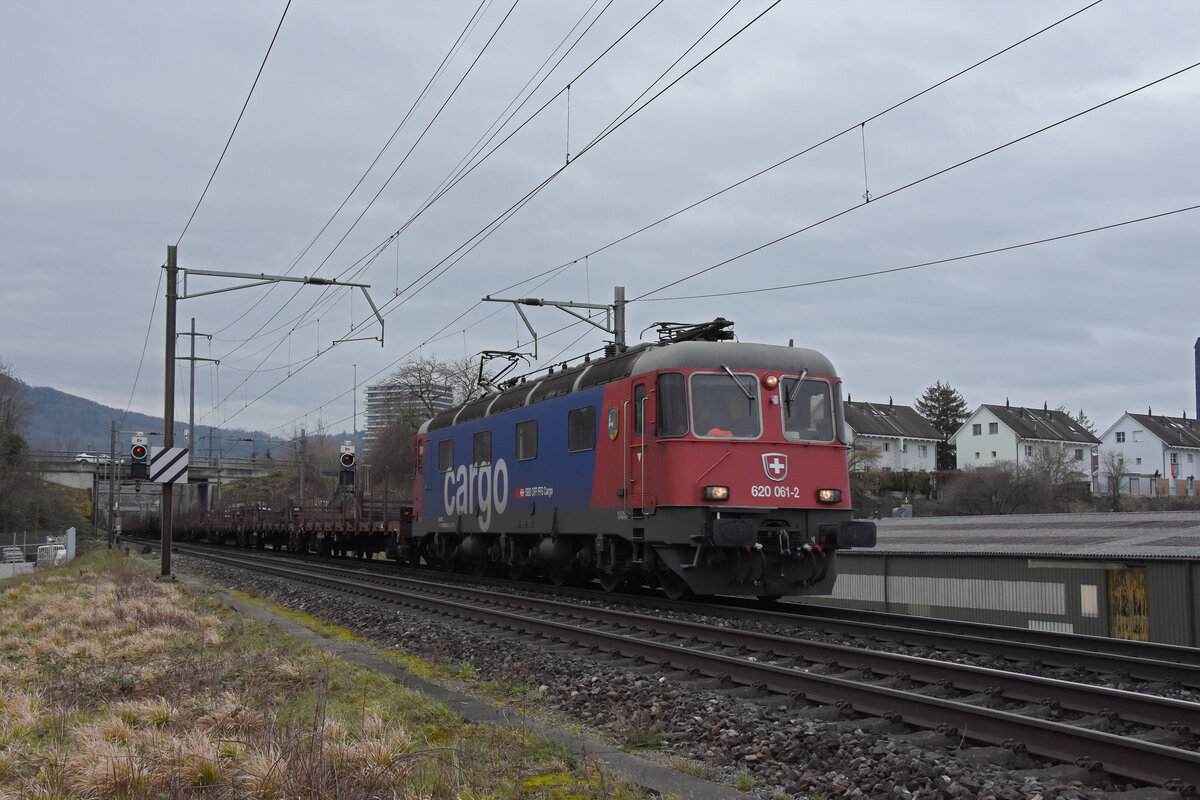 Re 620 061-2 fährt am 16.02.2024 Richtung Salina Raurica.