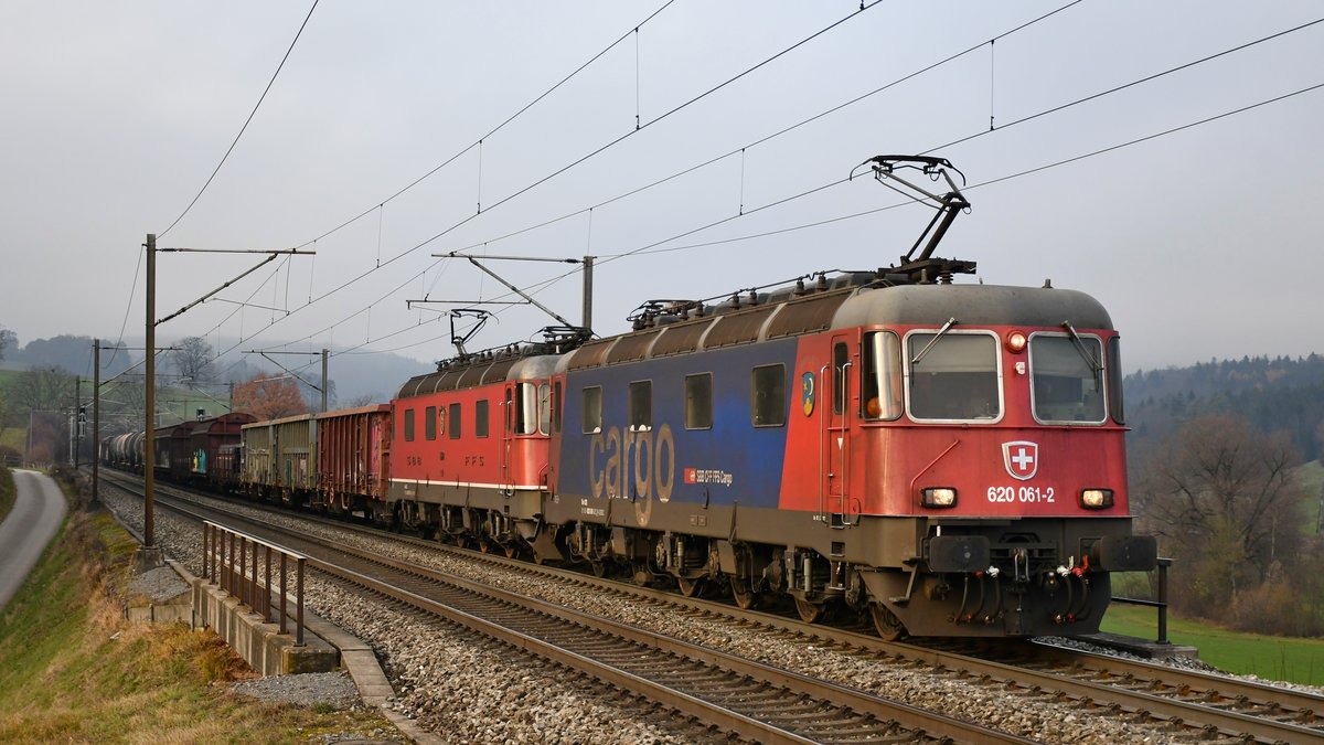 Re 620 061-2  Gampel-Steg  zieht gemeinsam mit Re 6/6 11670  Affoltern am Albis  den 60133 in Richtung RBL, aufgenommen bei Zeihen AG am 27.11.2020.