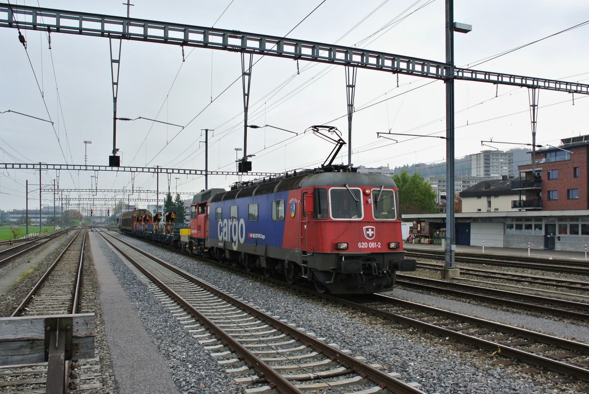 Re 620 061-2 mit Gterzug bei Durchfahrt in Pfffikon SZ, 12.11.2014.
