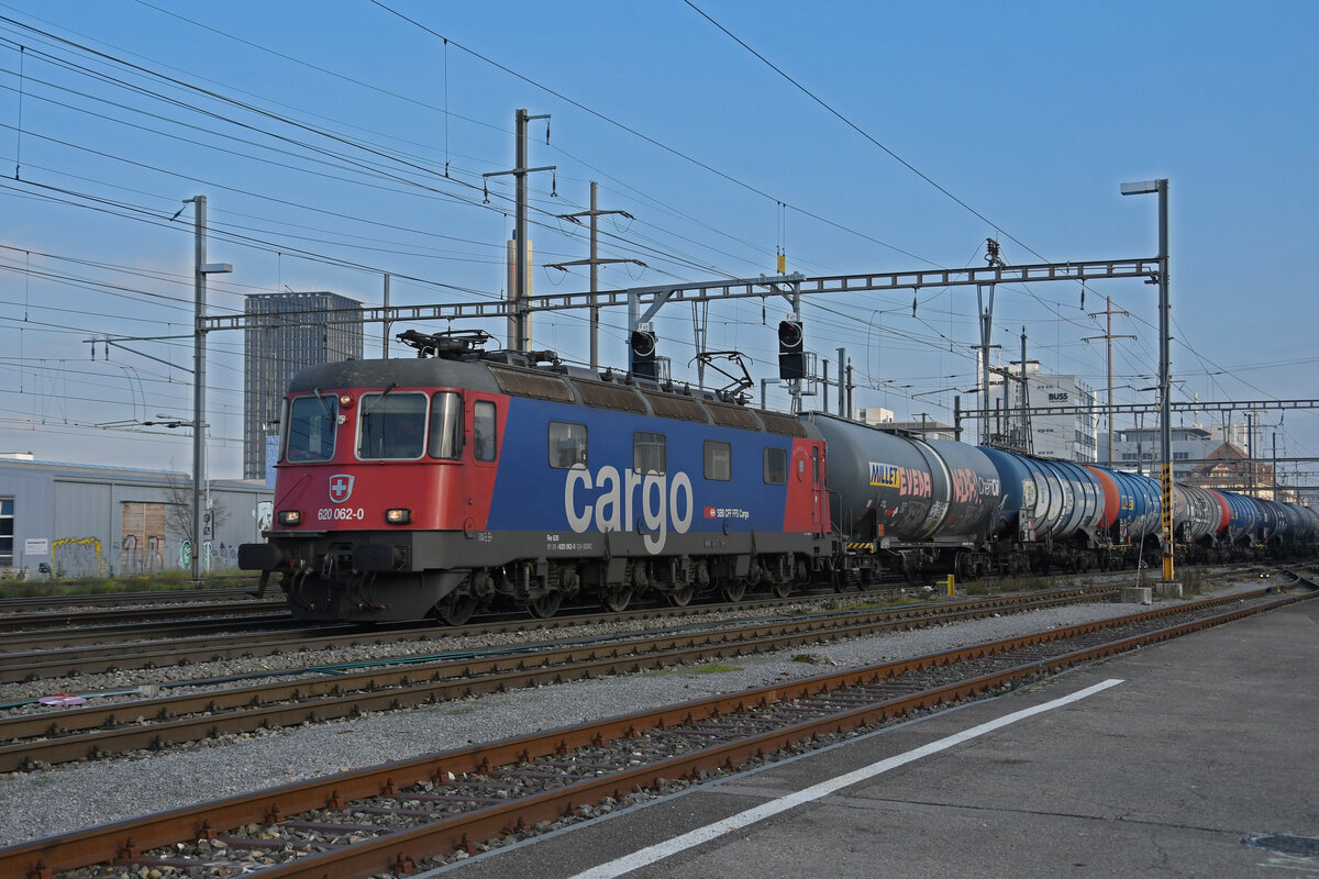 Re 620 062-0 durchfährt am 08.12.2022 den Bahnhof Pratteln.
