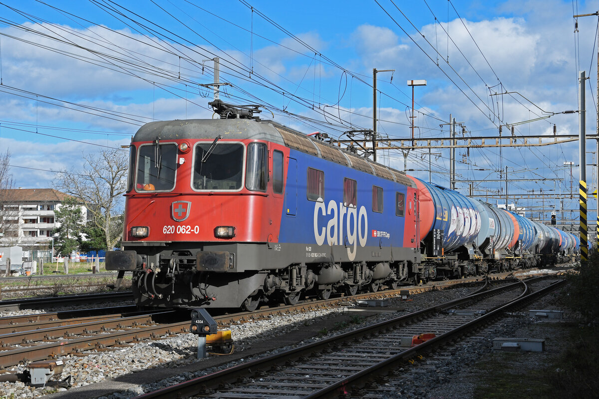 Re 620 062-0 durchfährt am 23.02.2024 den Bahnhof Pratteln.