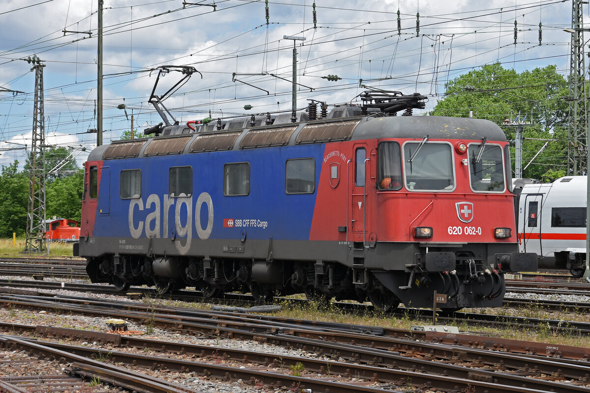 Re 620 062-0 durchfährt solo den badischen Bahnhof. Die Aufnahme stammt vom 24.05.2022.
