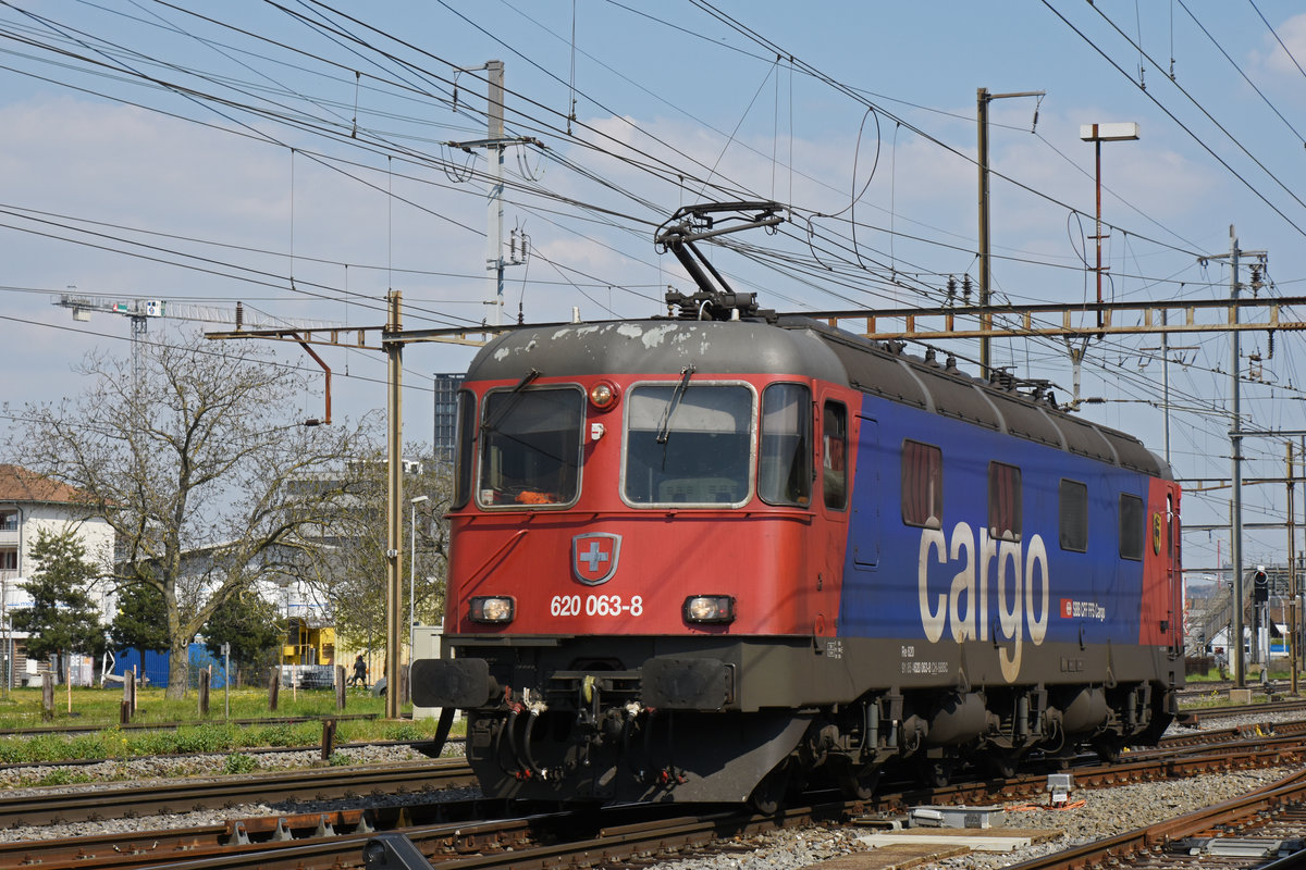 Re 620 063-8 durchfährt den Bahnhof Pratteln. Die Aufnahme stammt vom 09.04.2020.