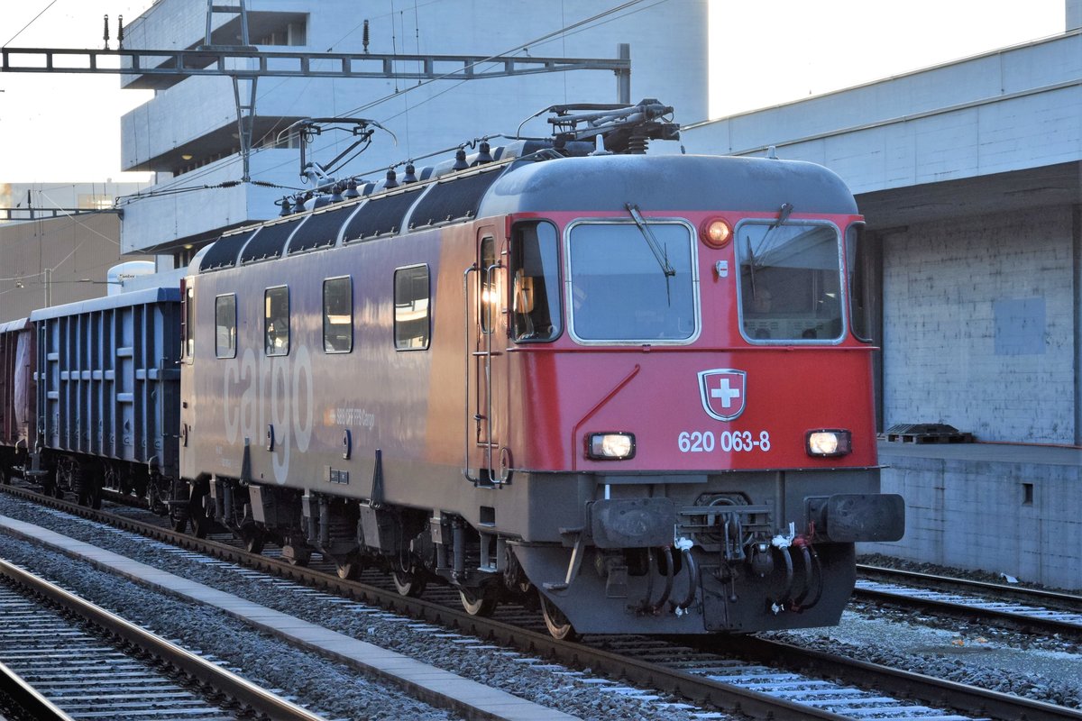 Re 620 063-8  Eglisau  war lange Zeit noch die letzte Re 6/6 im grünen Farbkleid. Seit ihrer R3 am 22.11.2018 verkehrt sie nun ebenfalls in den SBB Cargo-Farben und trägt nur noch auf einer Seite das Wappen von Eglisau. Auf dem Bild fährt sie am 03.01.2019 mit der wappenlosen Seite in den Bahnhof Killwangen-Spreitenbach ein, wo sie mehrere Überholungen abwarten muss. Ziel des Zuges Emmenbrücke. Gruss an den sehr freundlichen Lokführer und allzeit gute Fahrt.