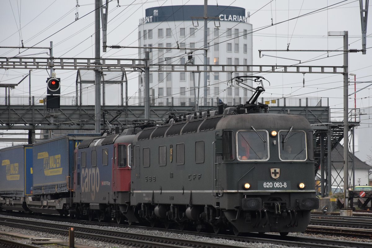 Re 620 063-8  Eglisau , zum Glück immer noch grün und mit runden Lampem zieht ihren Güterzug am 09.02.2018 zusammen mit Re 420 344-4 durch Pratteln in Richtung Olten.