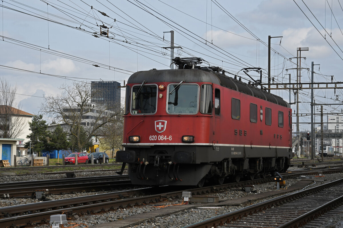 Re 620 064-6 durchfährt am 23.02.2023 solo den Bahnhof Pratteln.