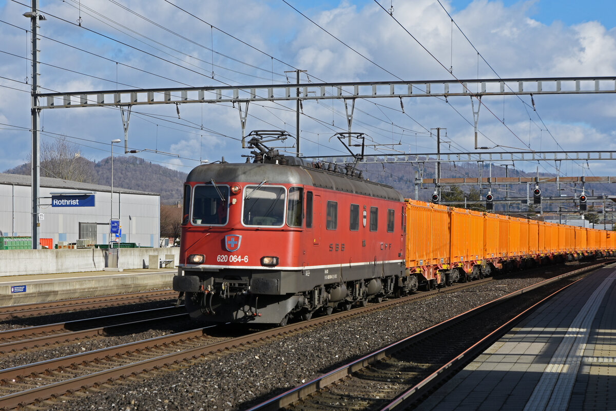 Re 620 064-6 durchfährt den Bahnhof Rothrist. Die Aufnahme stammt vom 07.02.2022.