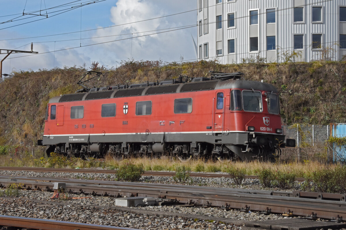 Re 620 064-6 durchfährt solo den Bahnhof Pratteln. Die Aufnahme stammt vom 05.11.2021.