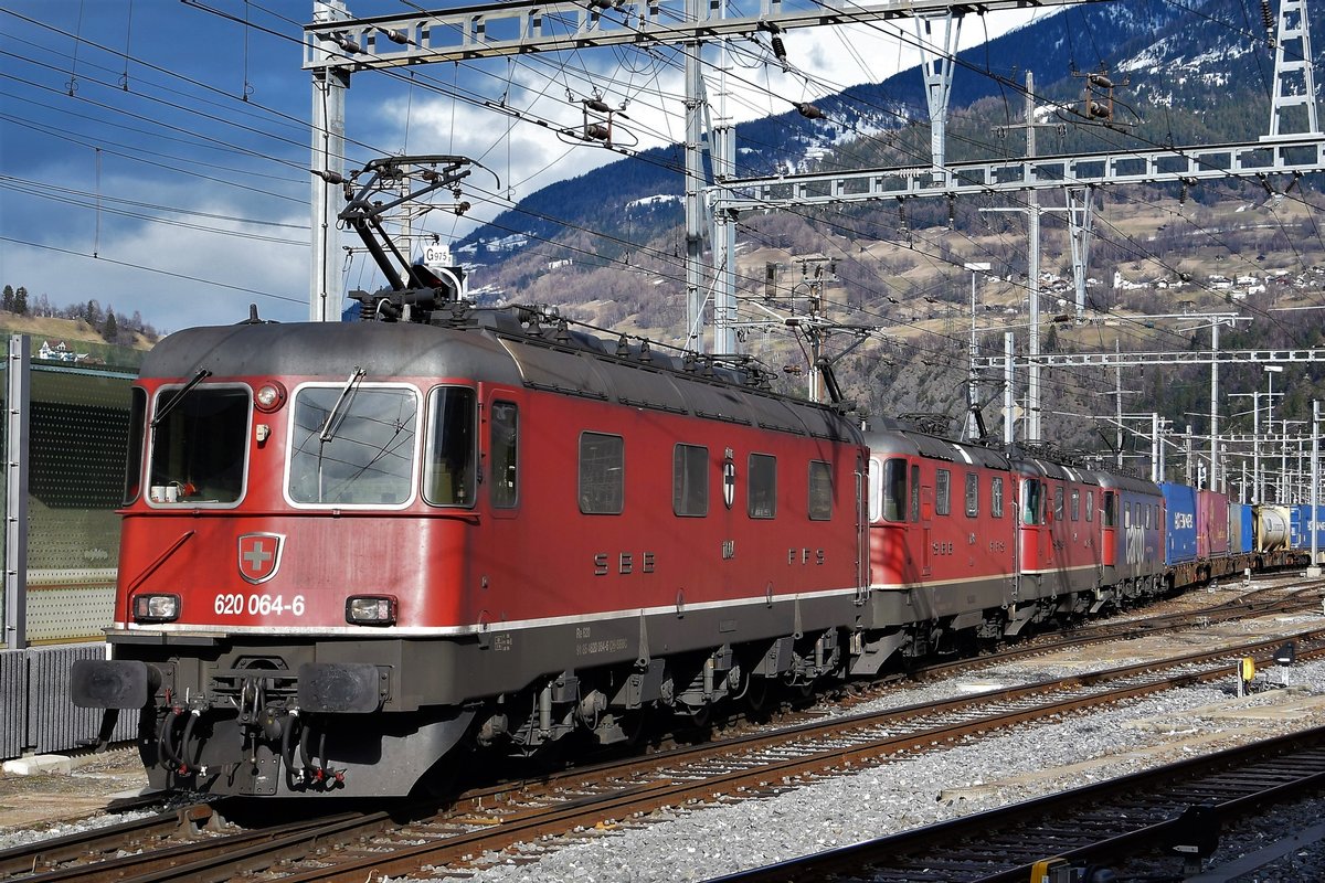 Re 620 064-6  Köniz  zieht zusammen mit ihrer Schwester 620 065-3  Ziegelbrücke  und den beiden Bo'Bo's 11345 und 11348 am 13.03.2018 ihren Güterzug aus dem Güterbahnhof Brig in Richtung Lötschberg Südrampe (hat in diesem Fall die Bergstrecke genommen).