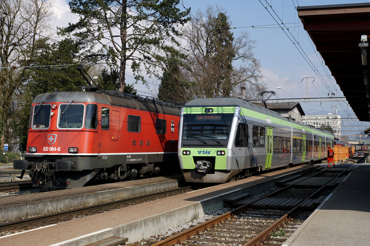 Re 620 064-6  KÖNIZ .
Am 20. März 2020 konnte die Re 620 064-6 in Gerlafingen beobachtet und fotografiert werden.
Vom 16. bis zum 20. März 2020 wurde der 62126 RBL-GLF jeden Tag mit einer anderen Re 620 bespannt.
Für diesen Dienst eingeteilt waren:
16. März 2020   Re 620 007-5 „WATTWIL“
17. März 2020   Re 620 074-5 „MURGENTHAL“
18. März 2020   Re 620 016-6 „ILLNAU-EFFRETIKON“
19. März 2020   Re 620 084-4 „UZNACH“
20. März 2020   Re 620 064-6 „KÖNIZ“
Foto: Walter Ruetsch