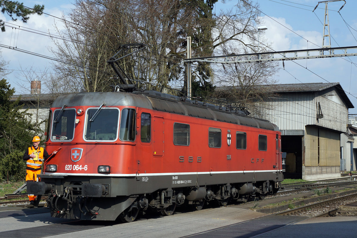 Re 620 064-6  KÖNIZ .
Am 20. März 2020 konnte die Re 620 064-6 in Gerlafingen beobachtet und fotografiert werden.
Vom 16. bis zum 20. März 2020 wurde der 62126 RBL-GLF jeden Tag mit einer anderen Re 620 bespannt.
Für diesen Dienst eingeteilt waren:
16. März 2020   Re 620 007-5 „WATTWIL“
17. März 2020   Re 620 074-5 „MURGENTHAL“
18. März 2020   Re 620 016-6 „ILLNAU-EFFRETIKON“
19. März 2020   Re 620 084-4 „UZNACH“
20. März 2020   Re 620 064-6 „KÖNIZ“
Foto: Walter Ruetsch