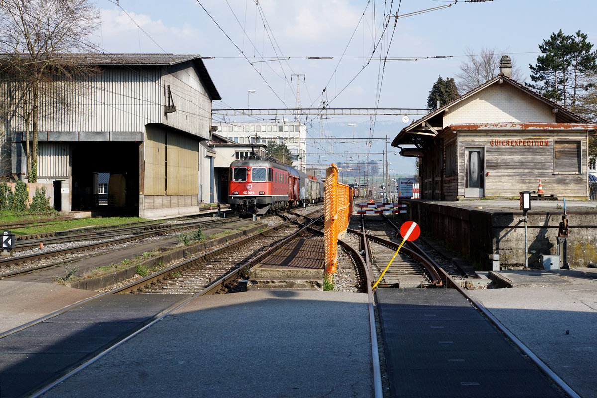 Re 620 064-6  KÖNIZ .
Am 20. März 2020 konnte die Re 620 064-6 in Gerlafingen beobachtet und fotografiert werden.
Vom 16. bis zum 20. März 2020 wurde der 62126 RBL-GLF jeden Tag mit einer anderen Re 620 bespannt.
Für diesen Dienst eingeteilt waren:
16. März 2020   Re 620 007-5 „WATTWIL“
17. März 2020   Re 620 074-5 „MURGENTHAL“
18. März 2020   Re 620 016-6 „ILLNAU-EFFRETIKON“
19. März 2020   Re 620 084-4 „UZNACH“
20. März 2020   Re 620 064-6 „KÖNIZ“
Foto: Walter Ruetsch