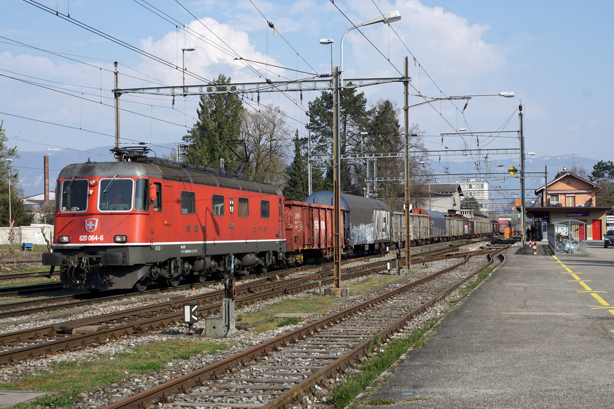 Re 620 064-6  KÖNIZ .
Am 20. März 2020 konnte die Re 620 064-6 in Gerlafingen beobachtet und fotografiert werden.
Vom 16. bis zum 20. März 2020 wurde der 62126 RBL-GLF jeden Tag mit einer anderen Re 620 bespannt.
Für diesen Dienst eingeteilt waren:
16. März 2020   Re 620 007-5 „WATTWIL“
17. März 2020   Re 620 074-5 „MURGENTHAL“
18. März 2020   Re 620 016-6 „ILLNAU-EFFRETIKON“
19. März 2020   Re 620 084-4 „UZNACH“
20. März 2020   Re 620 064-6 „KÖNIZ“
Foto: Walter Ruetsch