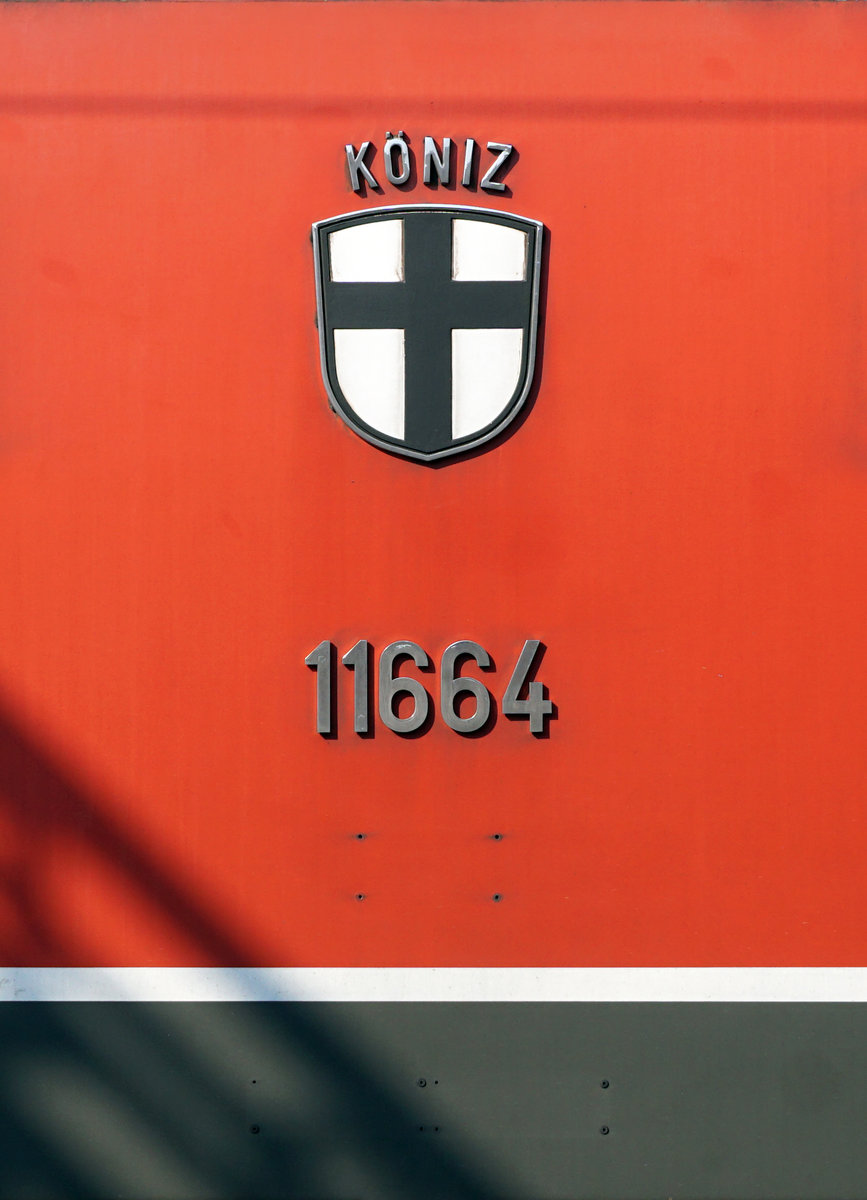 Re 620 064-6  KÖNIZ .
Am 20. März 2020 konnte die Re 620 064-6 in Gerlafingen beobachtet und fotografiert werden.
Vom 16. bis zum 20. März 2020 wurde der 62126 RBL-GLF jeden Tag mit einer anderen Re 620 bespannt.
Für diesen Dienst eingeteilt waren:
16. März 2020   Re 620 007-5 „WATTWIL“
17. März 2020   Re 620 074-5 „MURGENTHAL“
18. März 2020   Re 620 016-6 „ILLNAU-EFFRETIKON“
19. März 2020   Re 620 084-4 „UZNACH“
20. März 2020   Re 620 064-6 „KÖNIZ“
Foto: Walter Ruetsch
