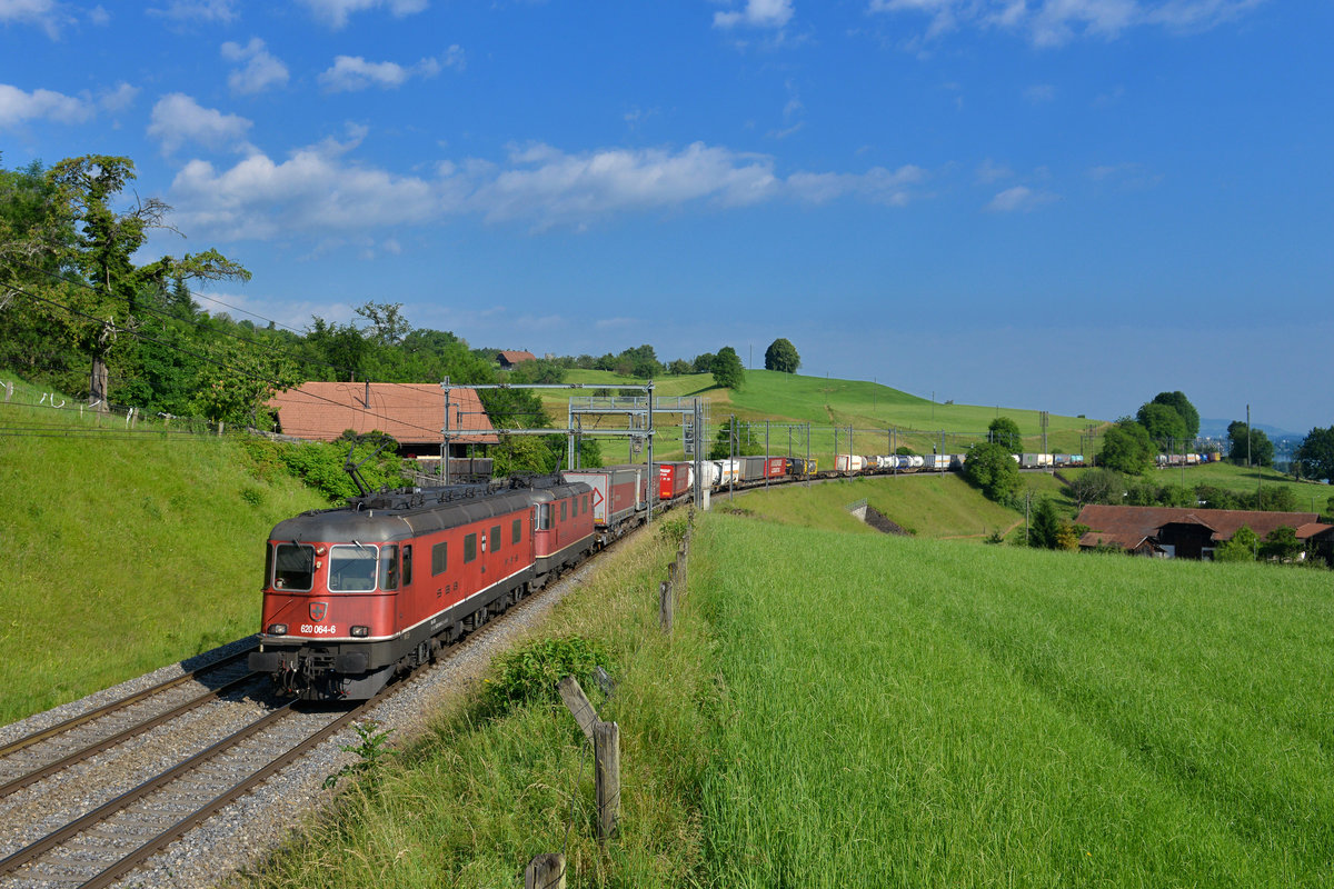 Re 620 064 und eine Re 420 mit einem KLV am 13.06.2017 bei Einigen. 