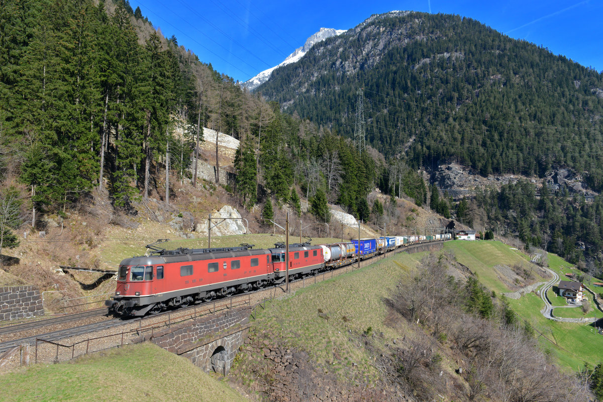 Re 620 064 und eine Re 420 mit einem KLV am 10.04.2015 bei Wassen.