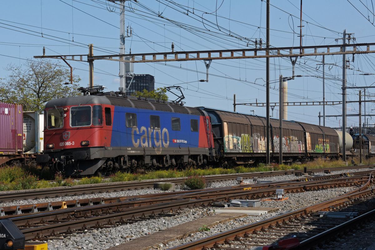 Re 620 065-3 durchfährt den Bahnhof Pratteln. Die Aufnahme stammt vom 12.09.2020.