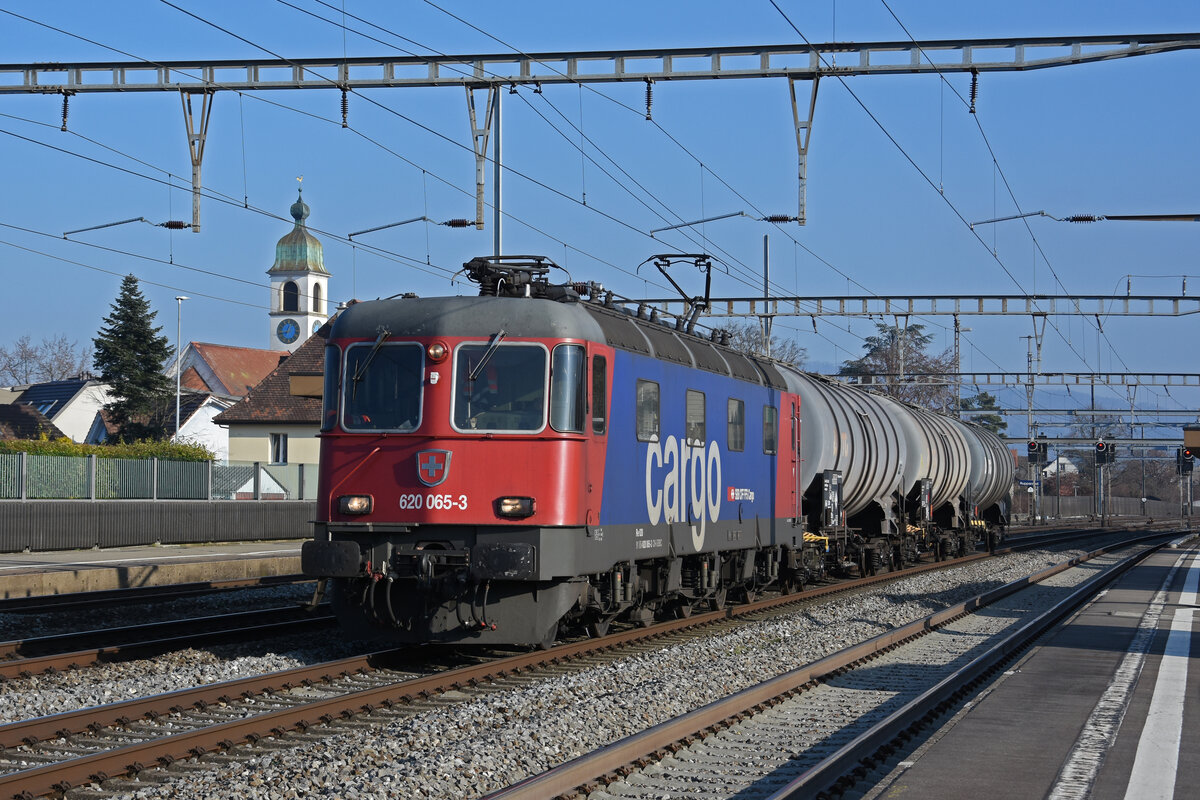 Re 620 065-3 durchfährt den Bahnhof Rupperswil. Die Aufnahme stammt vom 13.01.2022.