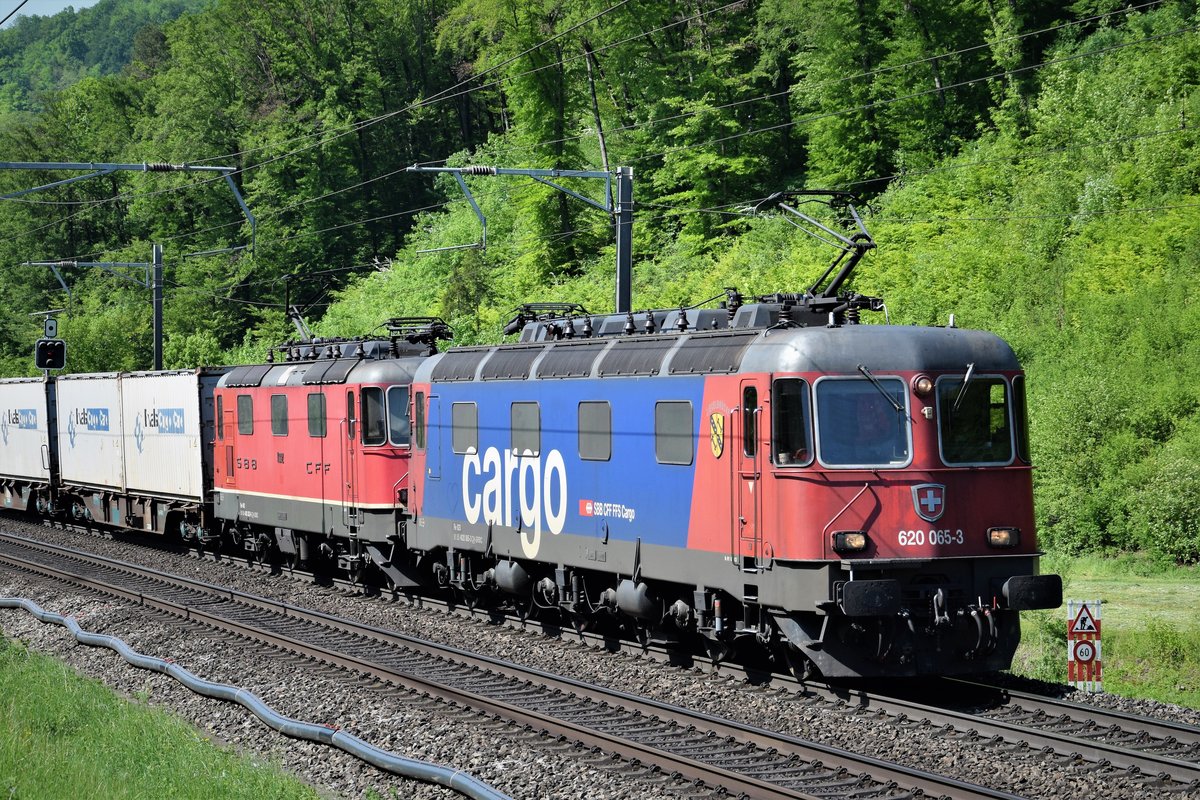 Re 620 065-3 und Re 4/4 II 11332 ziehen am 06.05.2018 gemeinsam ihren Güterzug kurz vor Tecknau in Richtung Hauenstein Basistunnel.