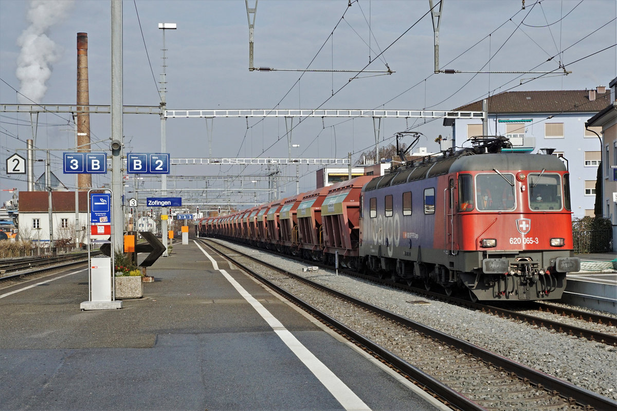 Re 620 065-3  ZIEGELBRÜCKE  mit einem Kieszug nach Rothenburg in Zofingen am 5. Februar 2021.
Foto: Walter Ruetsch