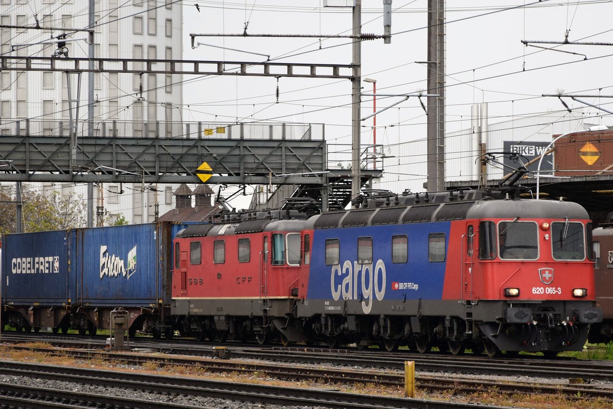 Re 620 065-3 Ziegelbrücke zusammen mit Re 4/4 II 11342 bei der Durchfahrt in Pratteln in Richtung Süden am 27.04.2019.