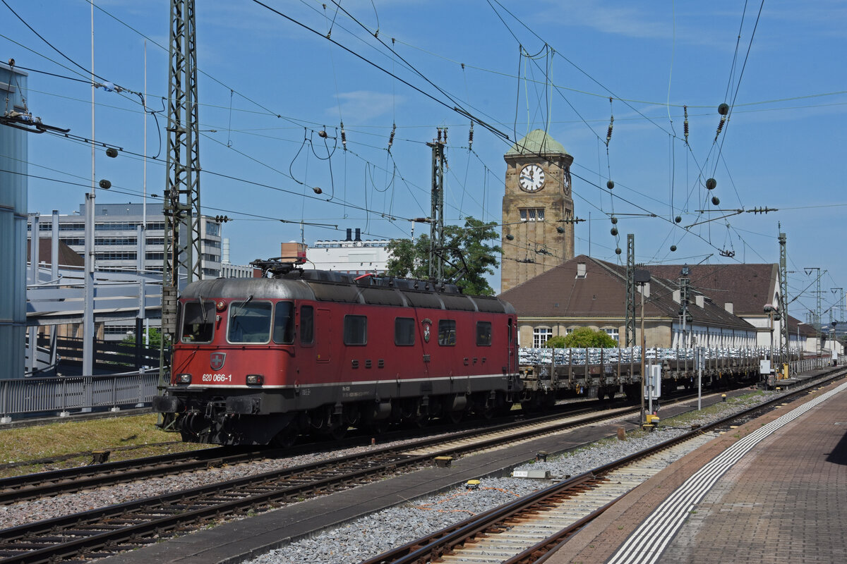 Re 620 066-1 durchfährt den badischen Bahnhof. Die Aufnahme stammt vom 30.06.2022.