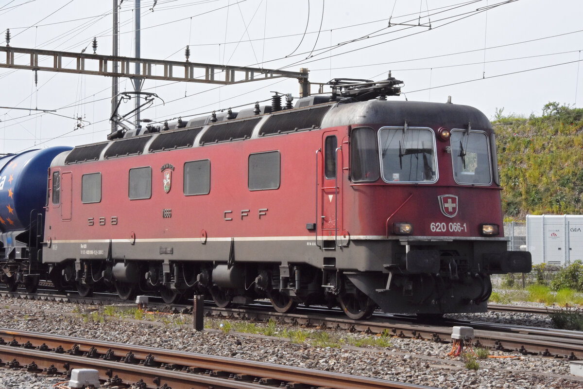 Re 620 066-1 durchfährt den Bahnhof Pratteln. Die Aufnahme stammt vom 28.04.2021.