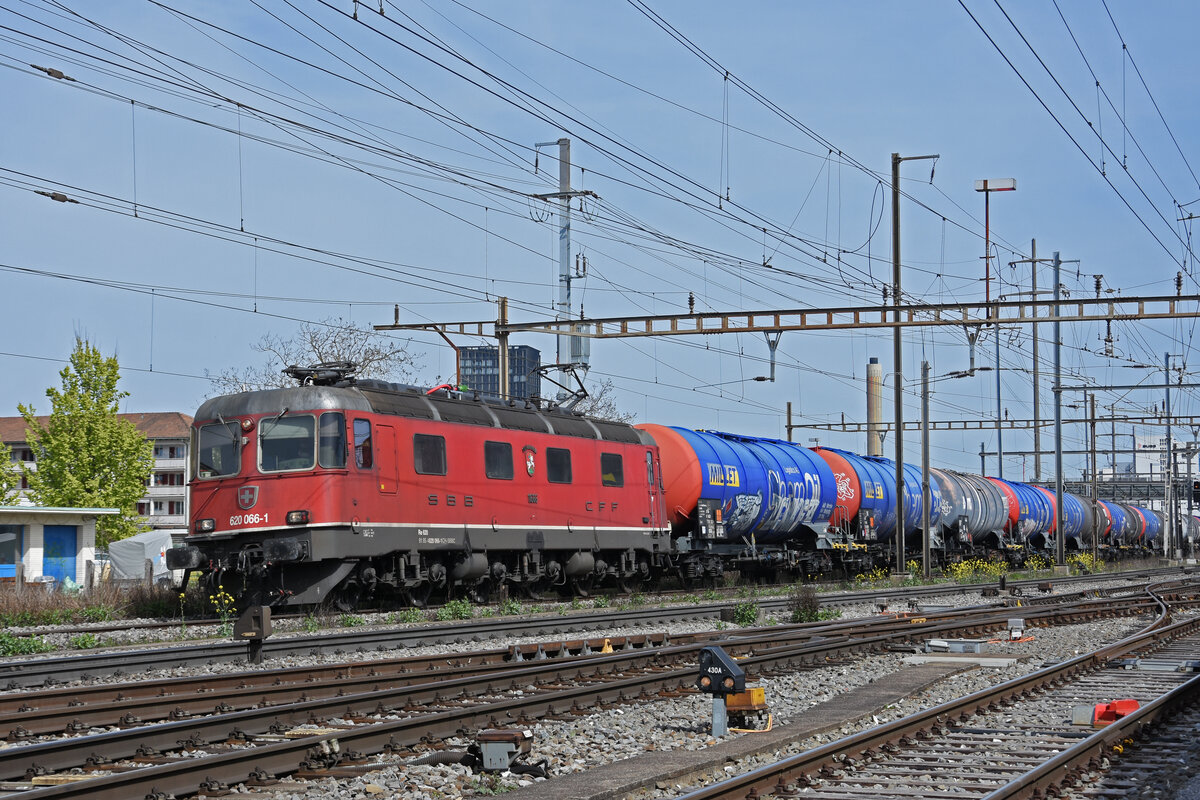 Re 620 066-1 durchfährt den Bahnhof Pratteln. Die Aufnahme stammt vom 12.04.2022.