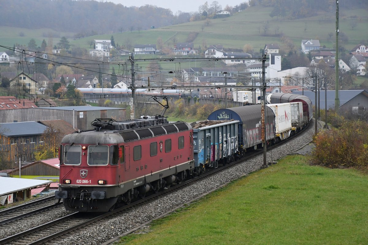 Re 620 066-1  Stein am Rhein  auf dem Weg nach Basel, aufgenommen in Zeihen AG am 07.11.2020.