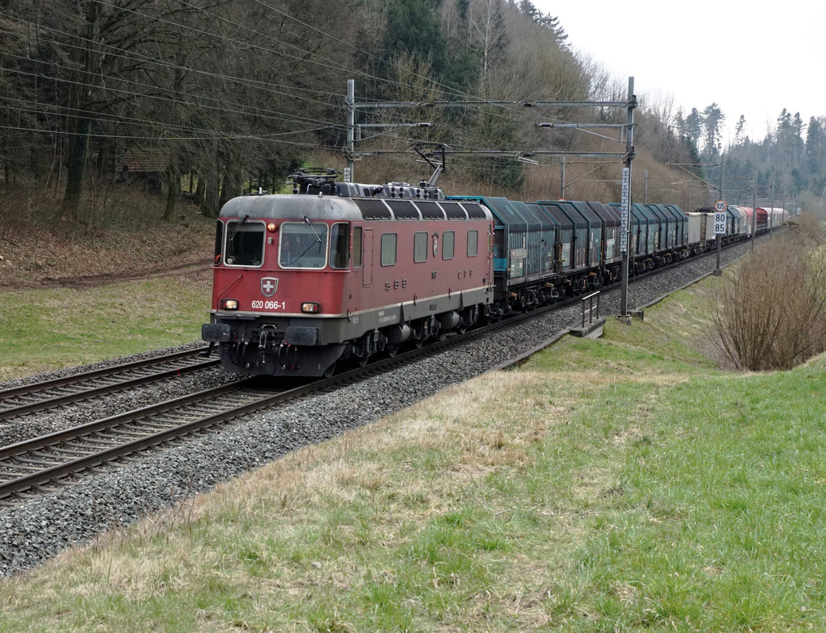 Re 620 066-1  STEIN AM RHEIN  ausnahmsweise mit dem Novelis Zug bei Niederbipp am 22. März 2021.
Foto: Walter Ruetsch