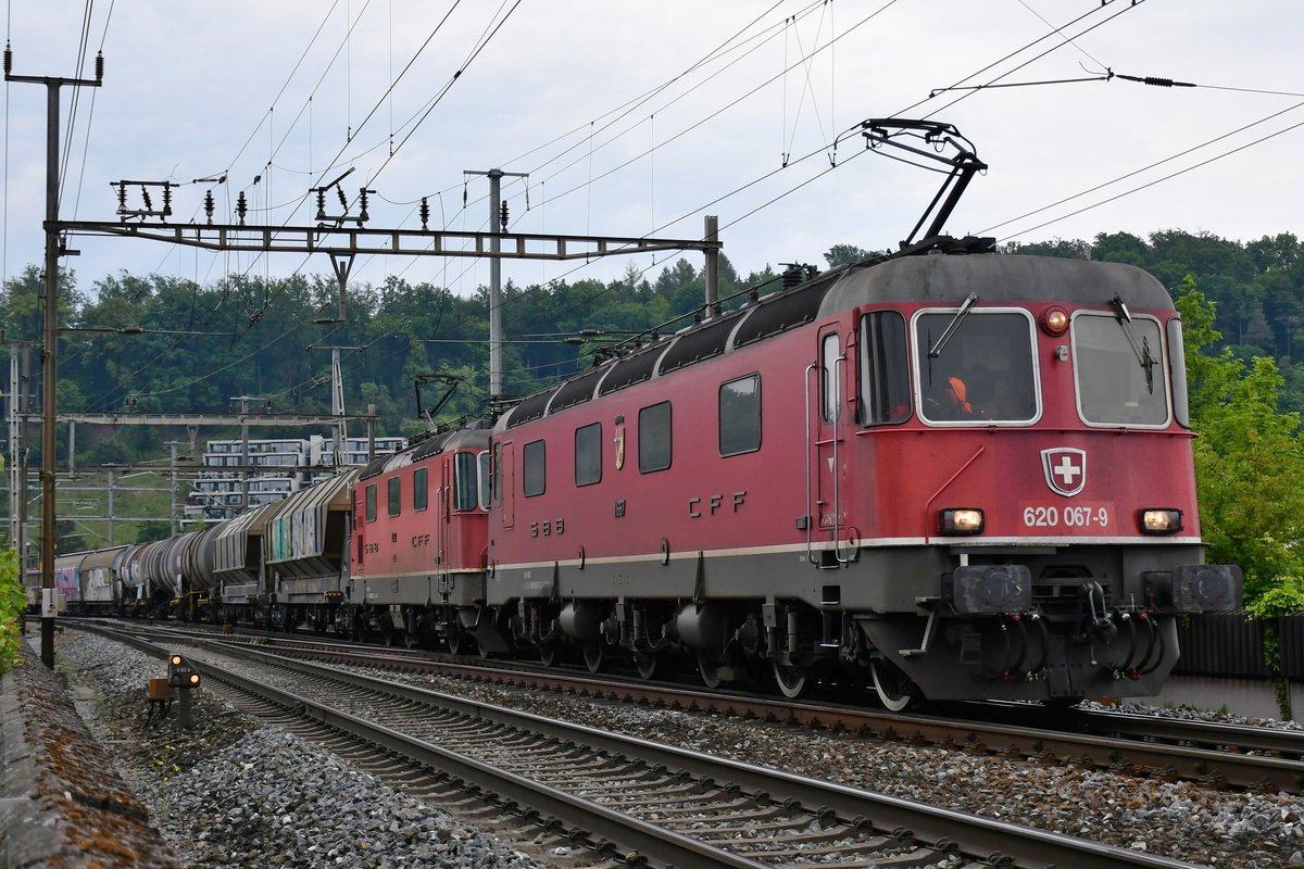 Re 620 067-9  Bodio  zusammen mit Bo'Bo' 11232 bei der Einfahrt in Brugg mit Zug 60133 mit Ziel RBL am 15.05.2020.
