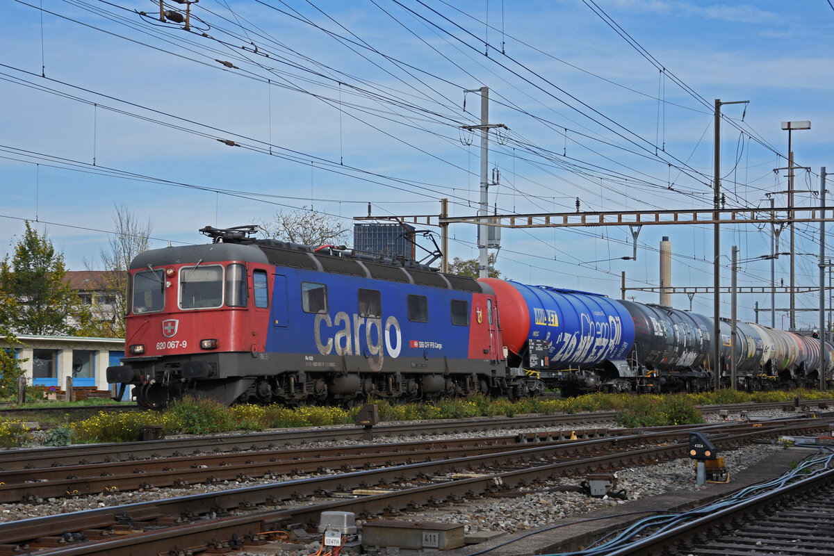 Re 620 067-9 durchfährt am 19.10.2022 den Bahnhof Pratteln.