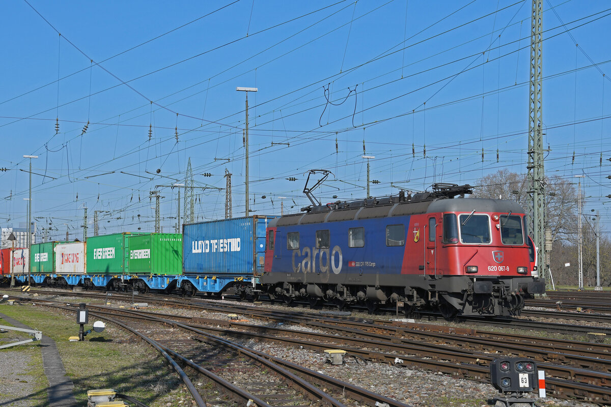 Re 620 067-9 durchfährt am 07.02.2023 den badischen Bahnhof.