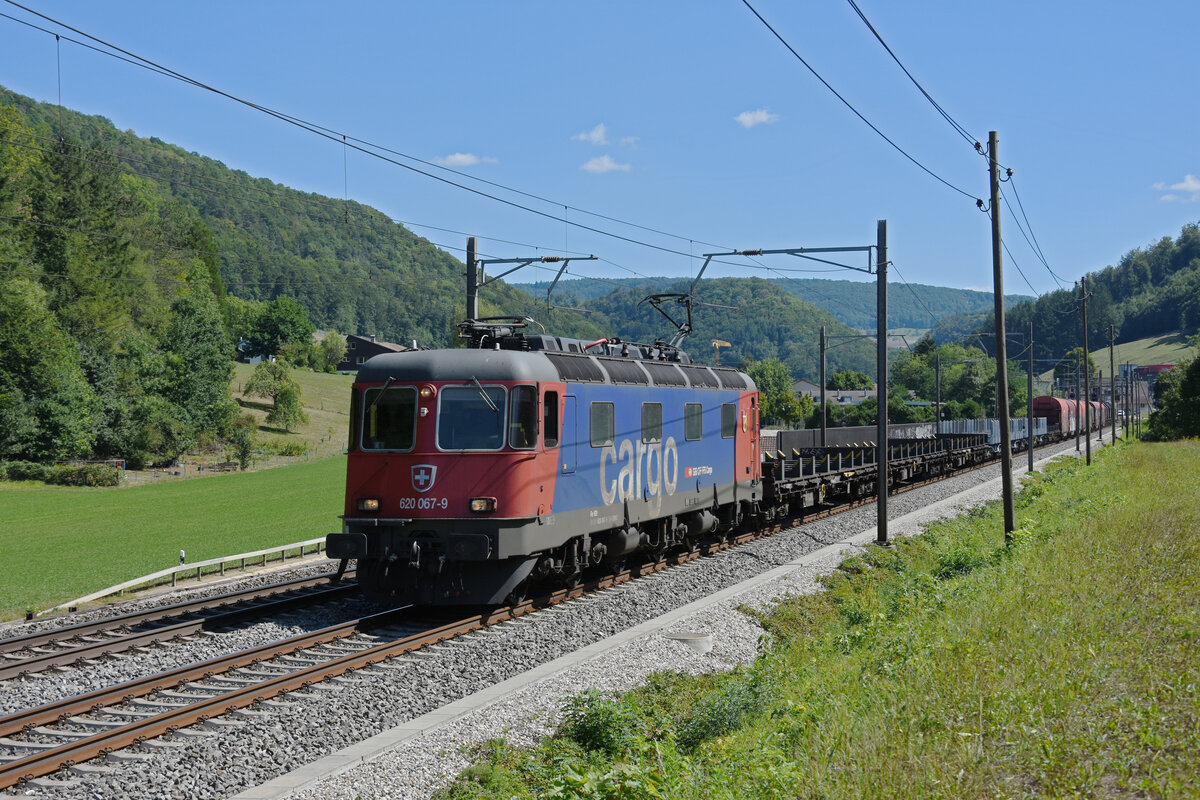 Re 620 067-9 fährt Richtung Bahnhof Gelterkinden. Die Aufnahme stammt vom 22.08.2022.