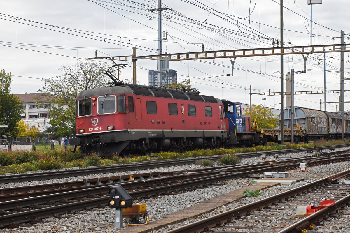 Re 620 067-9, im schlepp den Tm 232 146-1, durchfährt den Bahnhof Pratteln. Die Aufnahme stammt vom 09.10.2020.