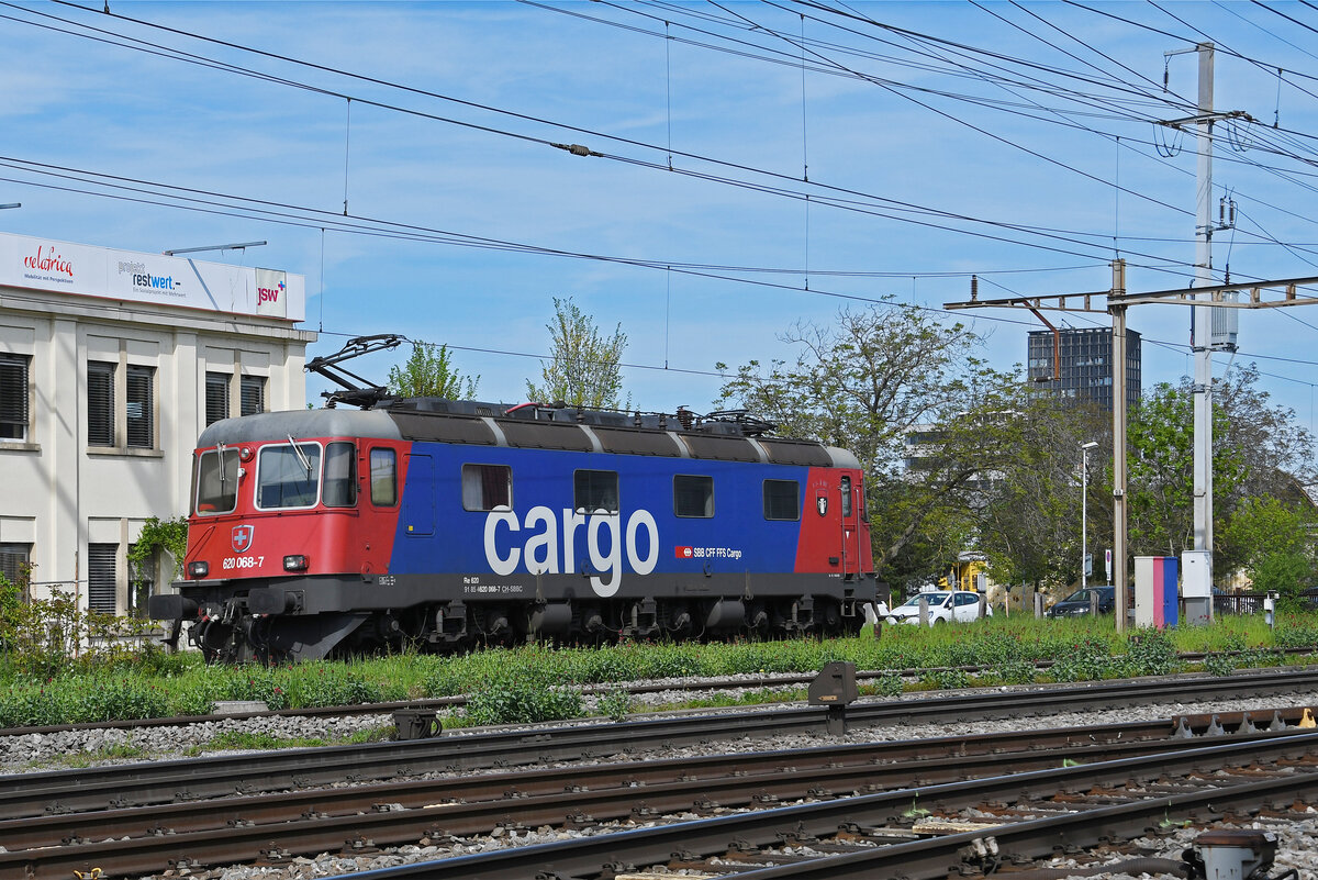 Re 620 068-7 durchfährt am 04.05.2023 solo den Bahnhof Pratteln.