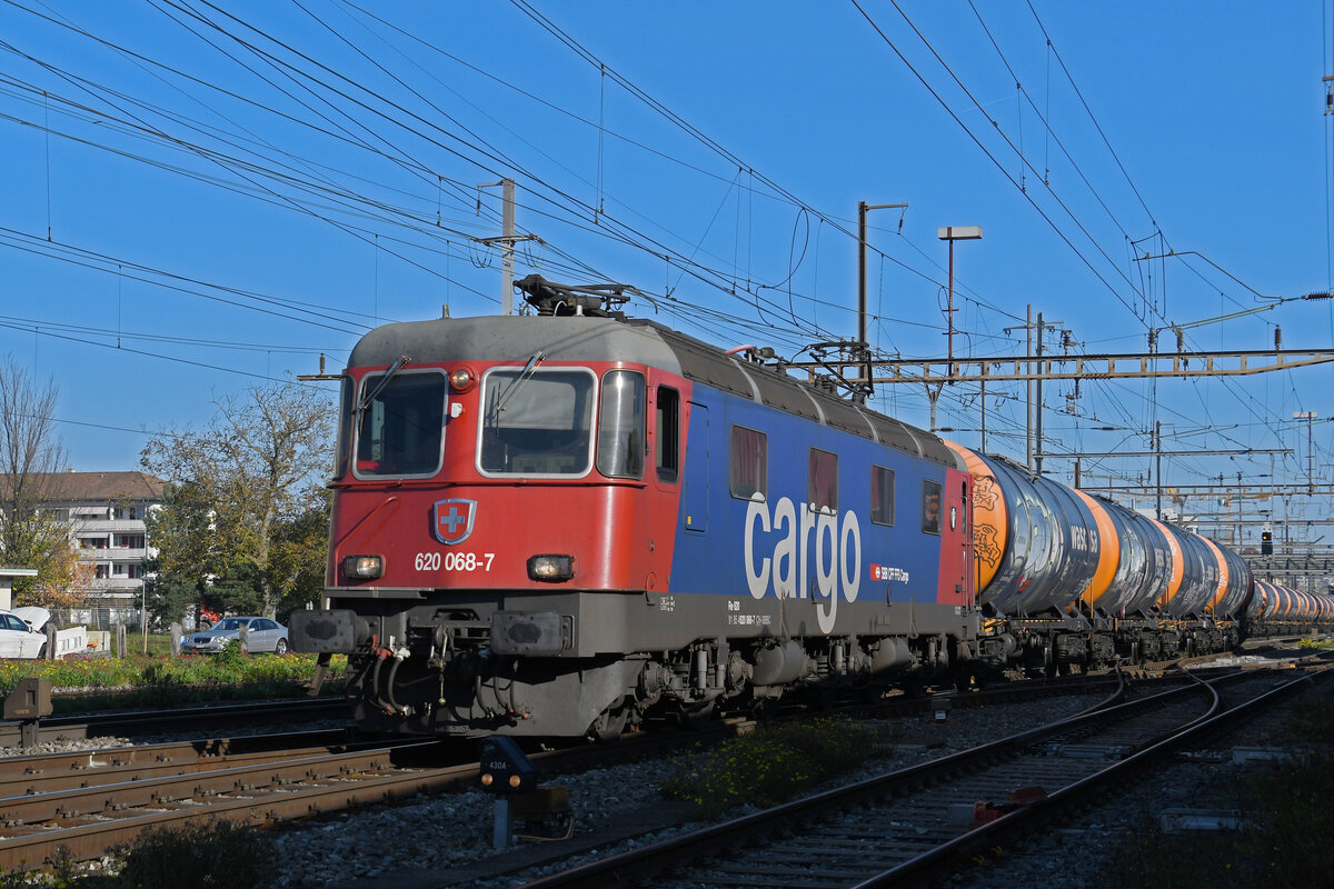Re 620 068-7 durchfährt am 30.10.2024 den Bahnhof Pratteln.