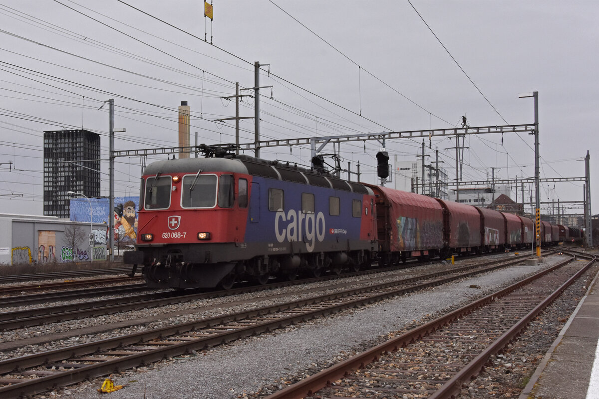 Re 620 068-7 durchfährt den Bahnhof Pratteln. Die Aufnahme stammt vom 01.02.2022.