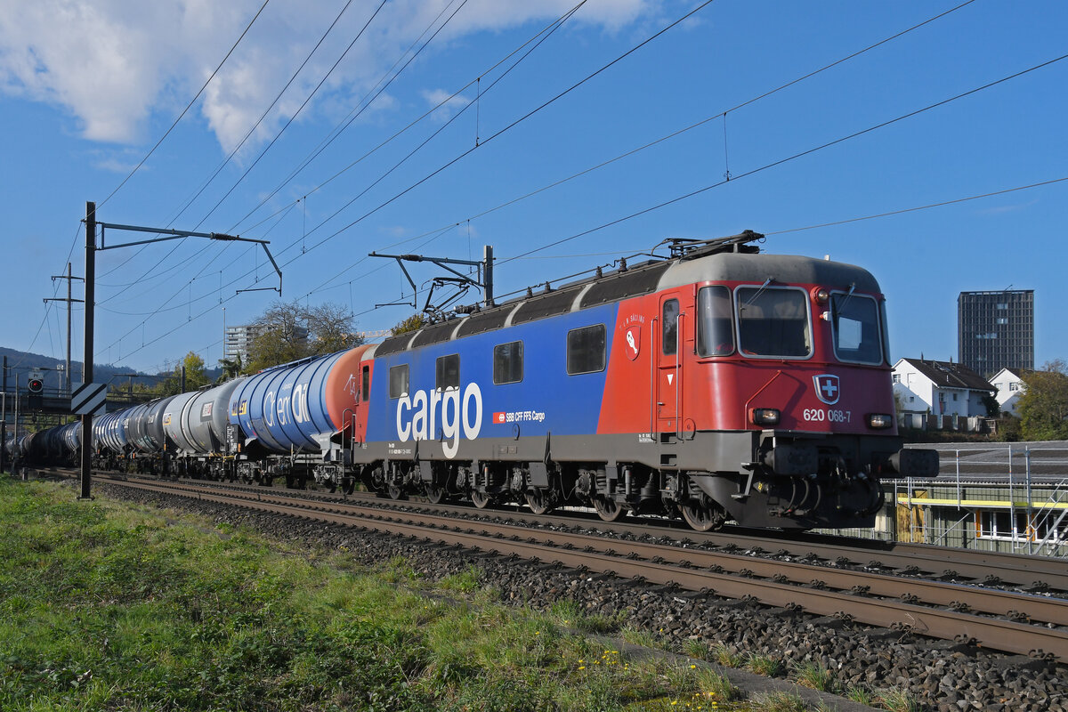 Re 620 068-7 fährt am 24.10.2024 Richtung Station Salina Raurica. Aufnahme Pratteln.