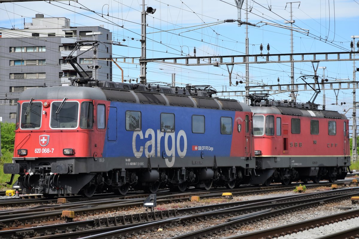 Re 620 068-7  Stein-Säckingen  zusammen mit Re 420 348-5 auf Rangierfahrt im RB Basel am 11.05.2019.