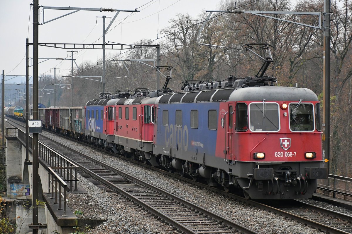 Re 620 068-7  Stein-Säckingen  zusammen mit Re 4/4 II 11293 und dem 60133 samt Re 6/6 11613  Rapperswil  am Haken, aufgenommen bei Turgi AG am 24.11.2020.