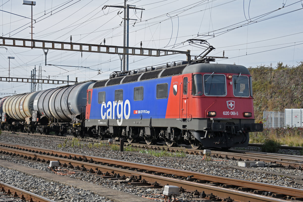 Re 620 069-5 durchfährt den Bahnhof Pratteln. Die Aufnahme stammt vom 15.10.2021.