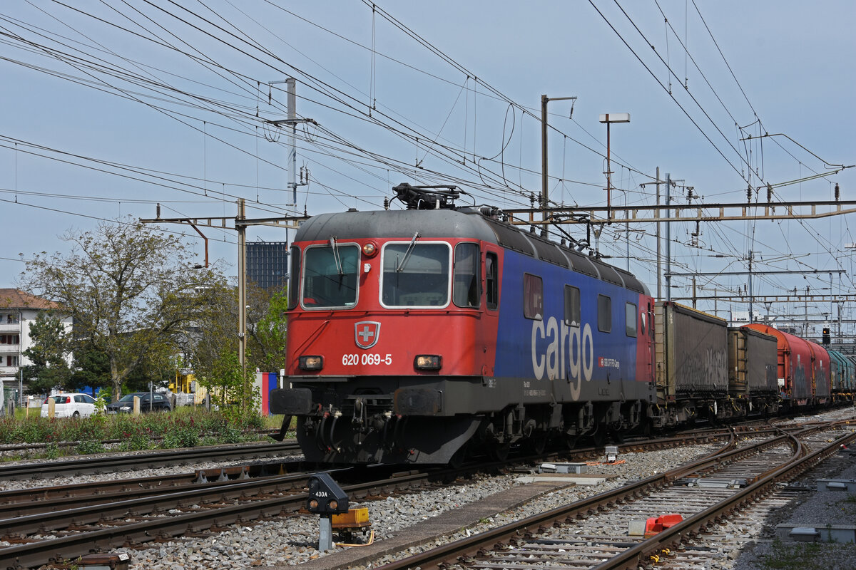 Re 620 069-5 durchfährt den Bahnhof Pratteln. Die Aufnahme stammt vom 29.04.2022.