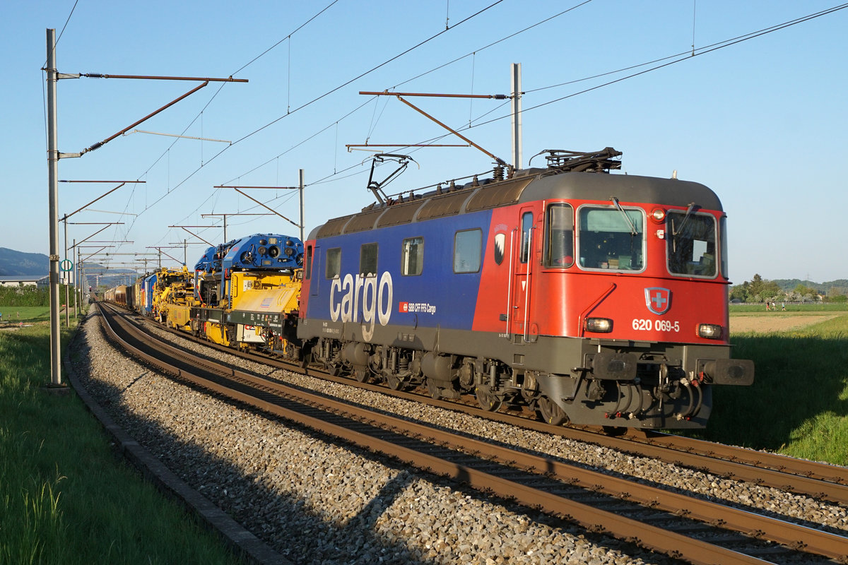 Re 620 069-5  HÄGENDORF  mit 60034 bei Niederbipp am 23. April 2020.
Foto: Walter Ruetsch