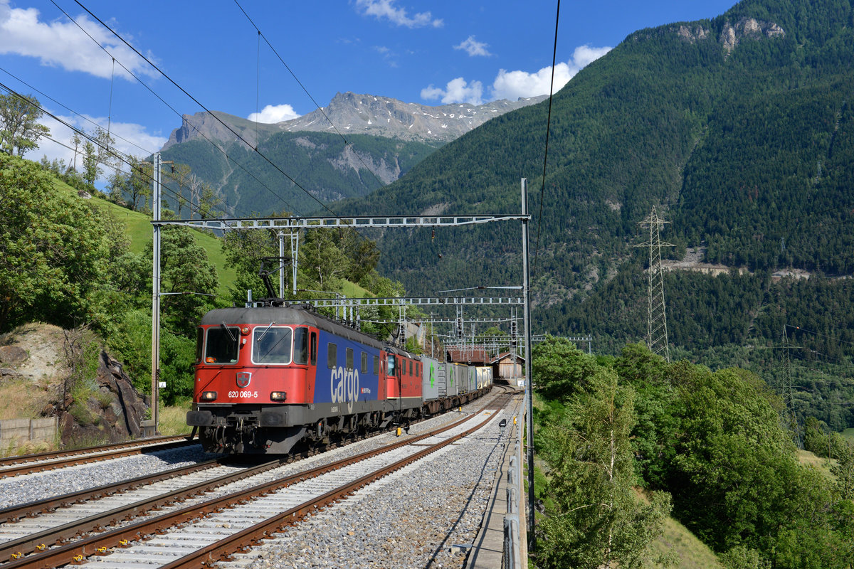 Re 620 069 und eine Re 420 mit einem KLV am 12.06.2017 bei Lalden. 